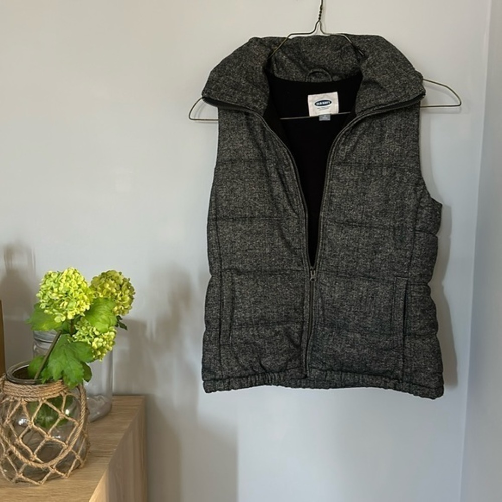 Women’s dark grey Old Navy charcoal puffer vest size Small . Fleeced lined